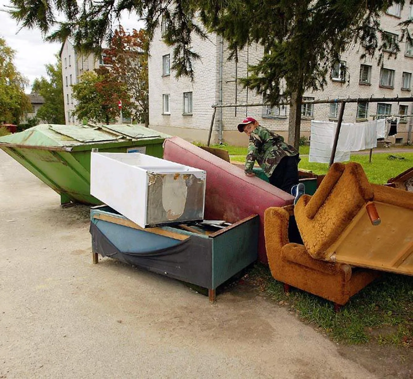 Viljandi Valuoja puiestee 17-a asuva korterelamu taha on selle suve jooksul kerkinud prügimägi, mille juures veedavad vaheldumisi aega lapsed ja asotsiaalid.