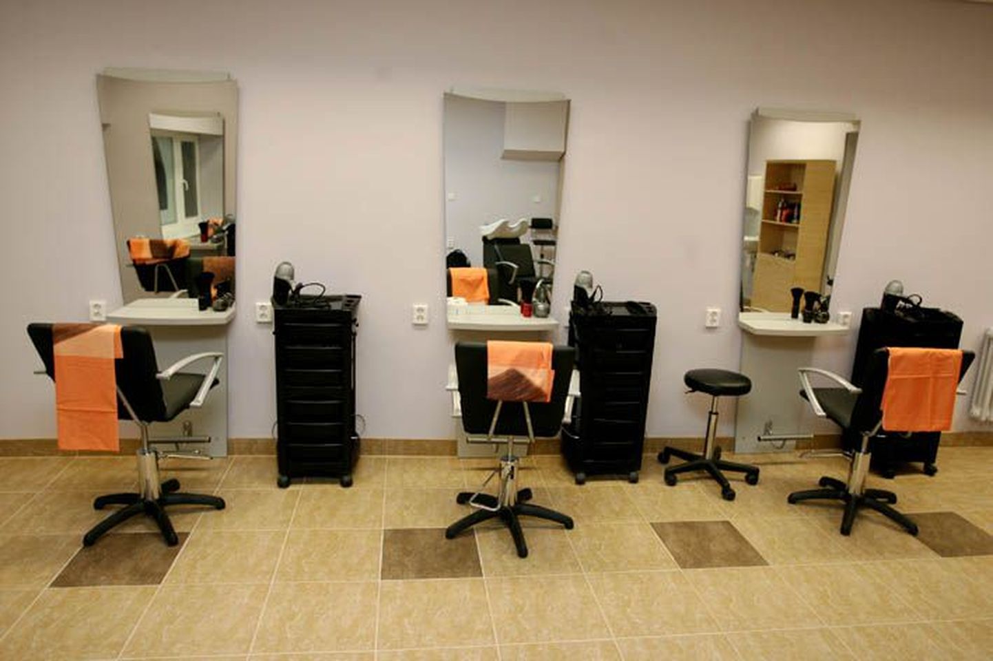 Kuigi potentsiaalsetel klientidel on valida mitme juuksuritooli ja salongi vahel, ei kiputa kliendi võitmiseks teenuste hinda alandama.