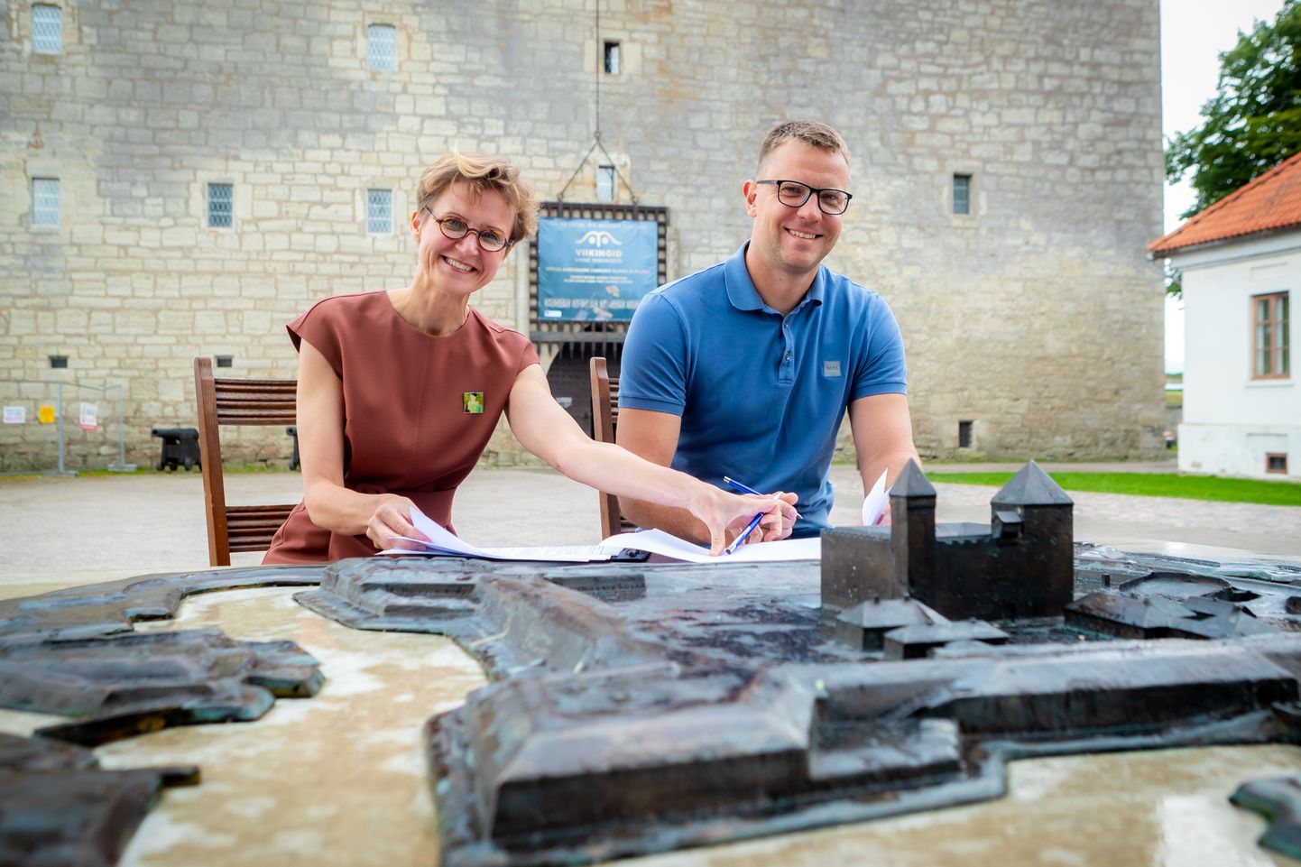 LOSSI REMONDILEPINGULE andsid allkirjad muuseumi juhataja Rita Valge ja firma Arens Ehitustööd juhatuse liige Olari Aavik.