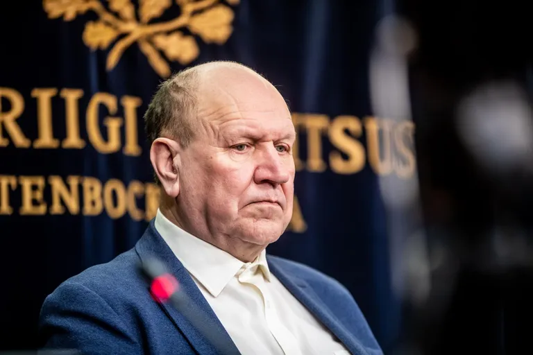 Eriti keeruline on siseminister Mart Helme sõnutsi töö sadamates. Peatada ei saa kaubavedu. Iseäranis seetõttu, et veetakse ravimeidki.