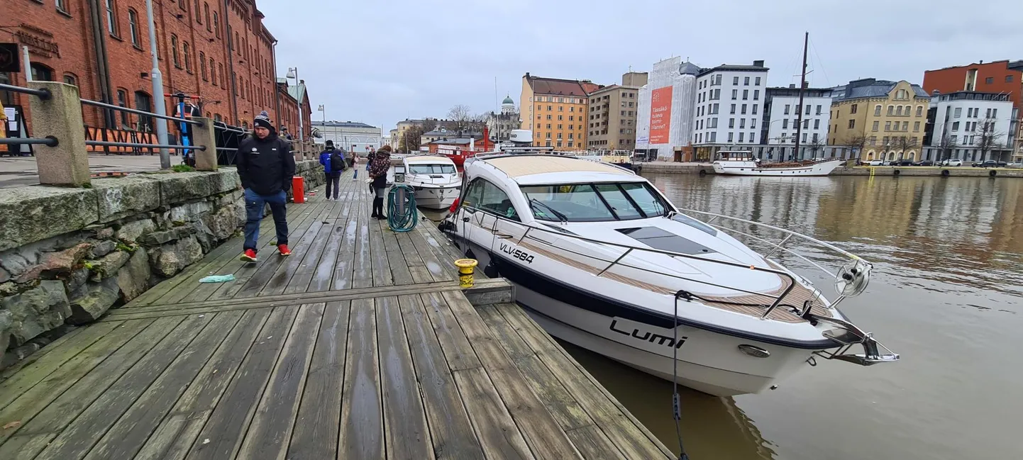 Hilissügisene merematk Helsingisse, paadid Katajanokka kai ääres.