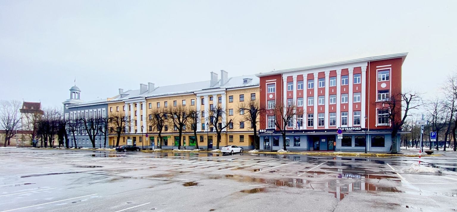 Narva linnavolikogu ja linnavalitsuse hoone.