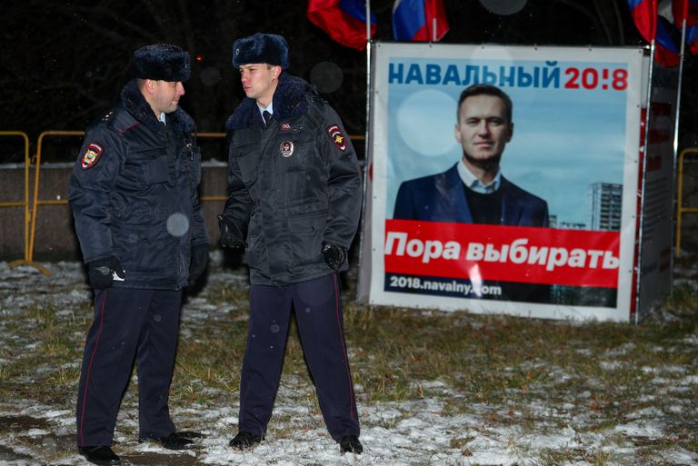 Miilits Navalnõi korraldatud rahvakogunemisel silma peal hoidmas. 