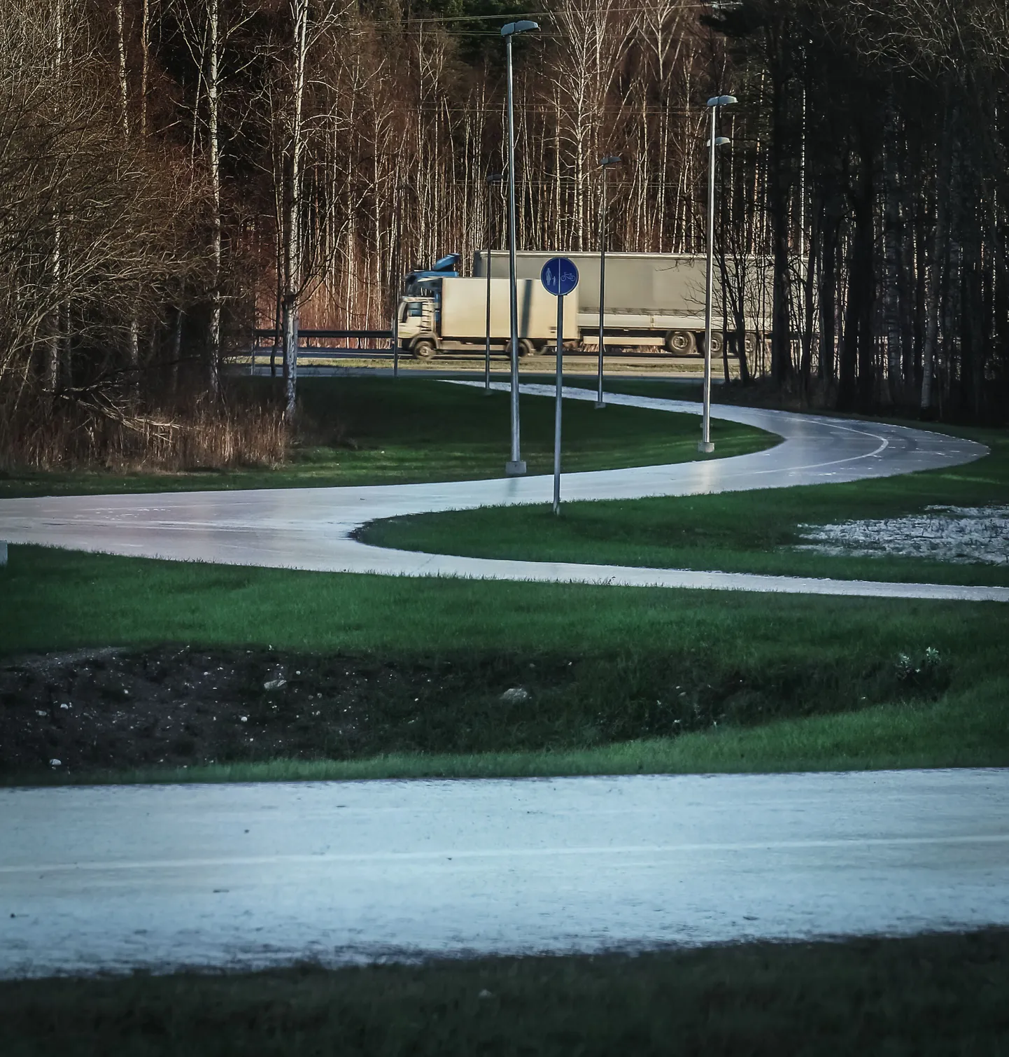 Must jää.