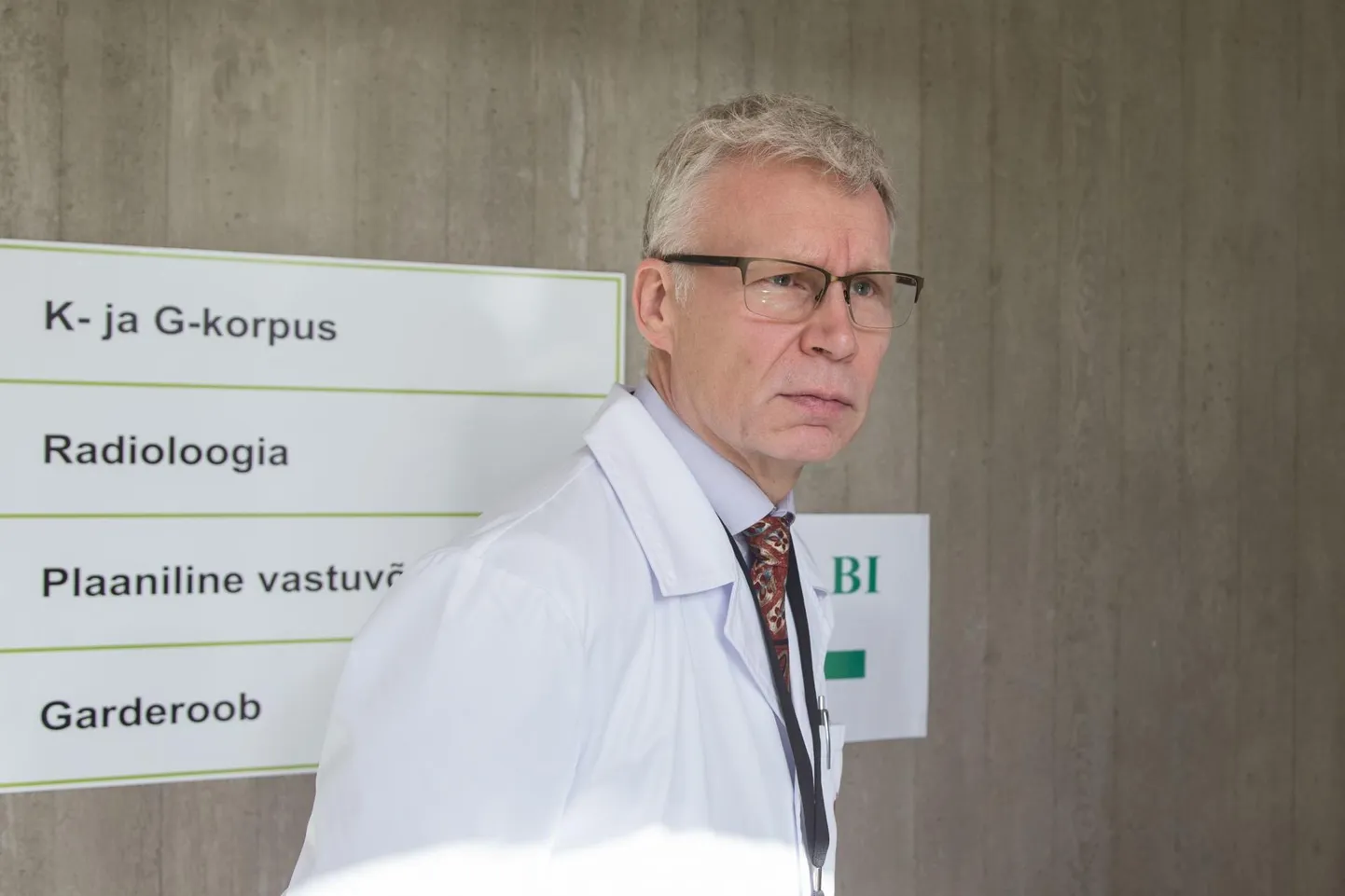 Ida-Viru keskhaigla ülemarsti Toomas Kariisi sõnul teevad seni veel terved arstid ja õed ületunde ning töötavad võimete piiril.