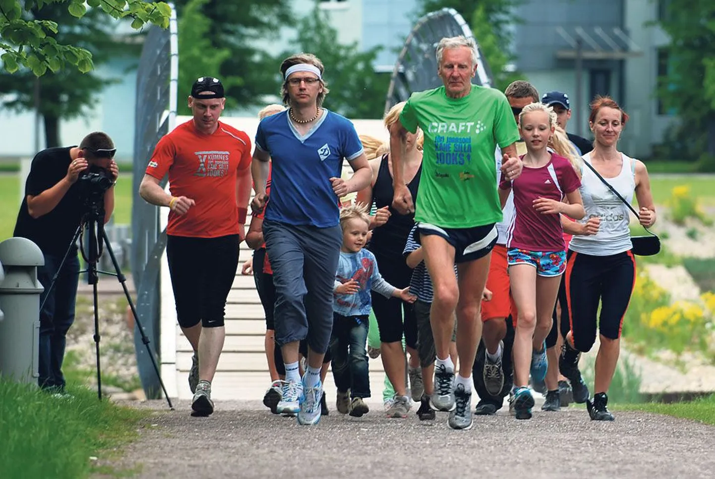 Võidupüha maratoni reklaamivas videoklipis jooksevad igas vanuses jooksusõbrad elupõlise Pärnu jooksumehe Jüri Leesmäe kannul maakonna kaunites kohtades. Fotol filmitakse klippi Vallikäärus.