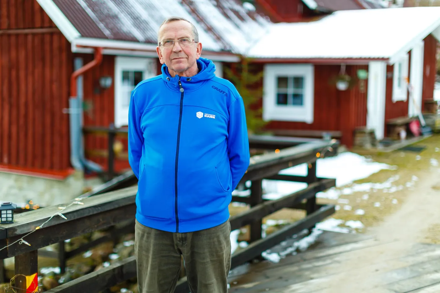 «Mina aitan oma naisel turismitalu pidada,» ütleb värske Valgamaa vapimärgi kavaler, Lutsu talu peremees Voldemar Tasa oma tegemiste kohta tagasihoidlikult. Tegelikult on ta nagu Hunt Kriimsilm, kellel üheksa ametit.