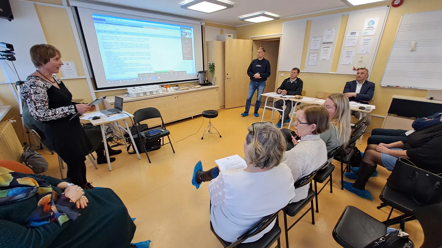 Võru linnavolikogu otsustas kolmapäeval Võru muusikakoolis peetud istungil linna neljast lasteaiast kaks liita. Pildil vasakul annab selgitusi linnavalitsuse haridus- ja kultuuriosakonna juhataja Anita Kikas.