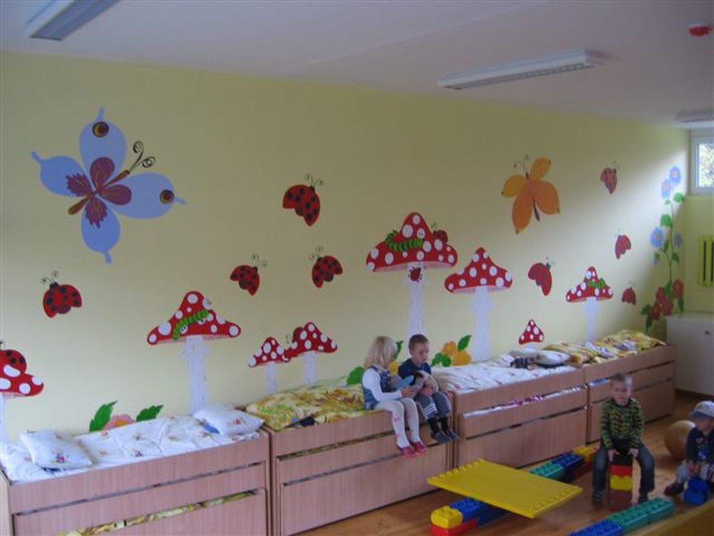 Lapsevanem Helin Mattisen kujundas sõimelaste rühma magamistoa seina.