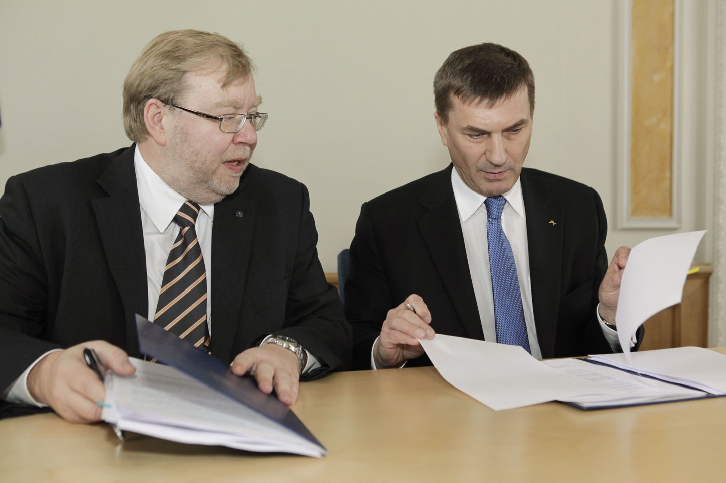 Mart Laar ja Andrus Ansip koalitsioonilepet allkirjastamas.