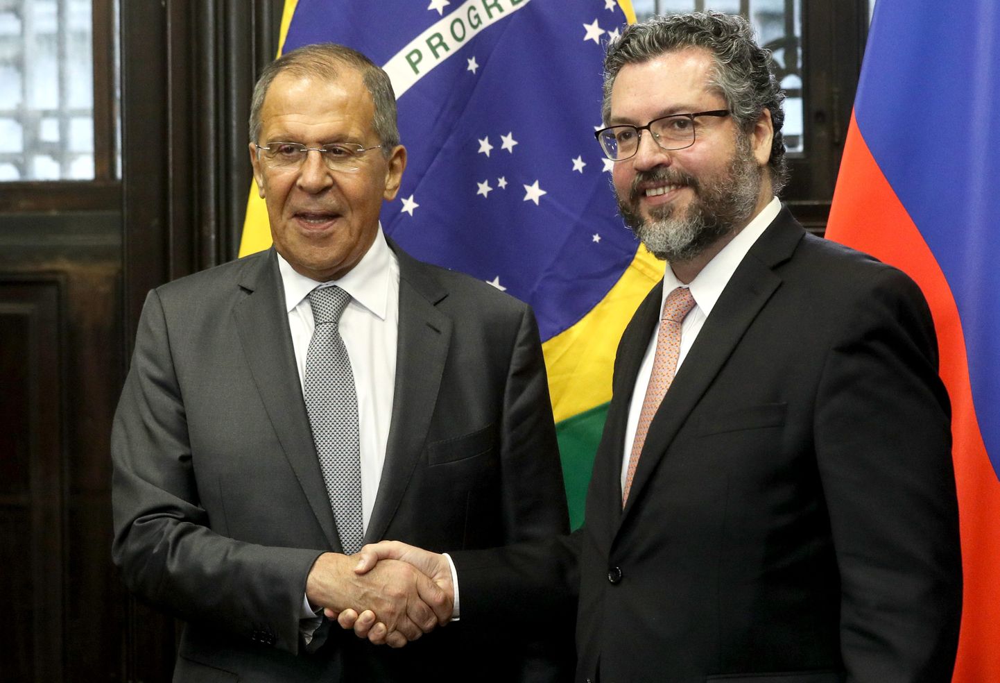 Brasiilia välisminister Ernesto Araújo (paremal) ja Vene välisminister Sergei Lavrov kätlemas reedel Rio de Janeiros BRICS-i välisministrite kohtumisel.