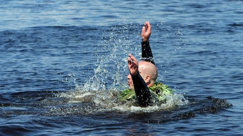 VIDEO ⟩ Raidījumā skaidro, kā policijas inspektors izglāba upē ielēkušo jaunieti