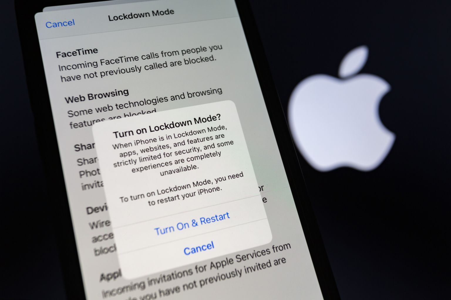 Apple tutvustas kolmapäeval uut turvafunktsiooni Lockdown Mode, mis lukustab VIP-ide nutiseadmetes osad funktsioonid, et riiklikud nuhkvarad ei saaks sisse imbuda.