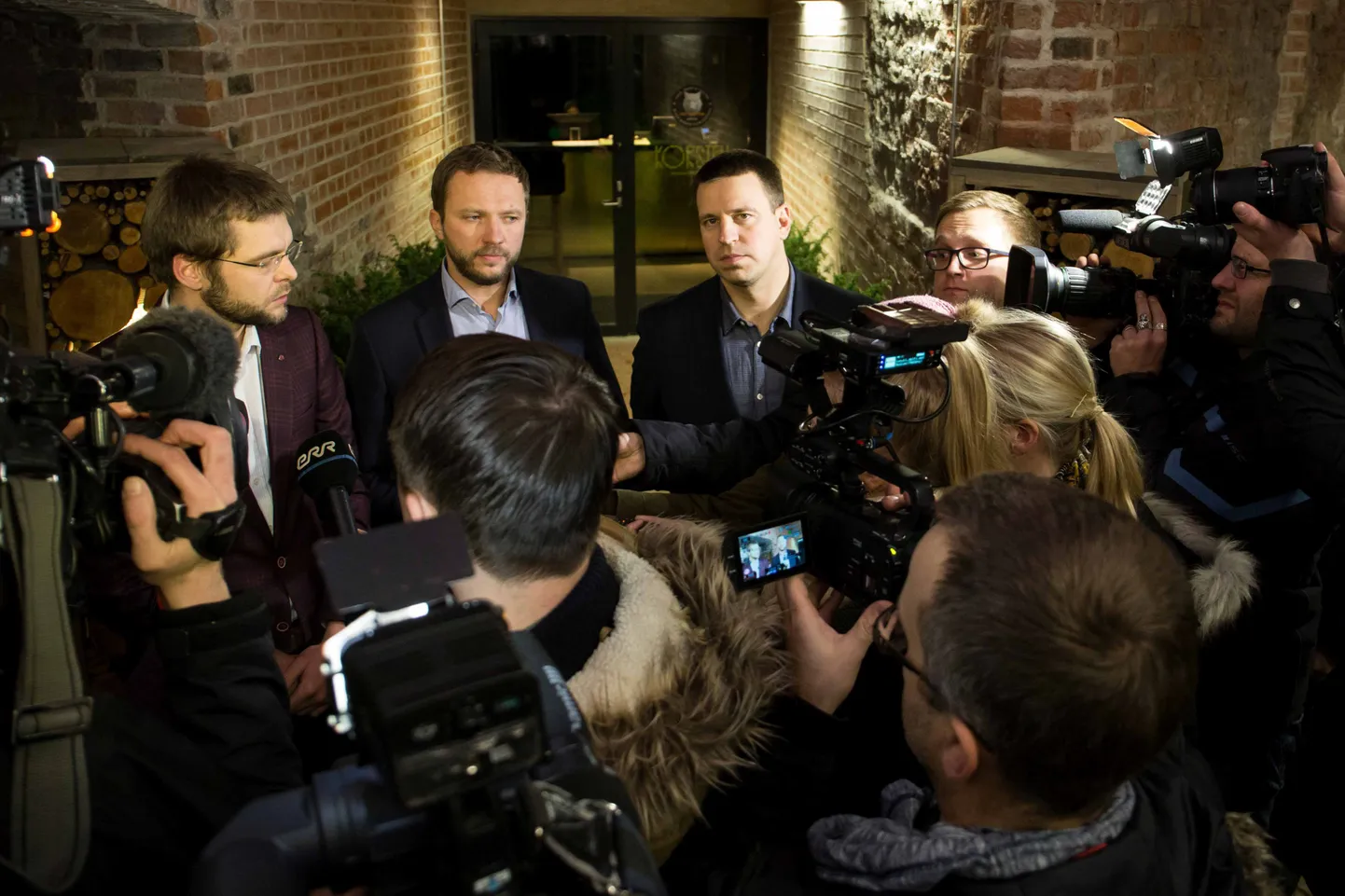 Sotsiaaldemokraatide esimees Jevgeni Ossinovski (vasakult), IRLi juht Margus Tsahkna ja Keskerakonna esimees Jüri Ratas laupäeva õhtul ajakirjanike piiramisrõngas. Kolm erakonda jõudsid kokkuleppele, et loomisel olev koalitsioon püüab maksumuudatustega toetada madalapalgalisi.