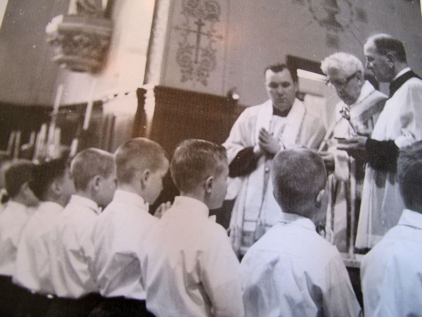 USA preester Lawrence Murphy (taga vasakul) St. Johni kurtide  kooli jumalateenistusel.