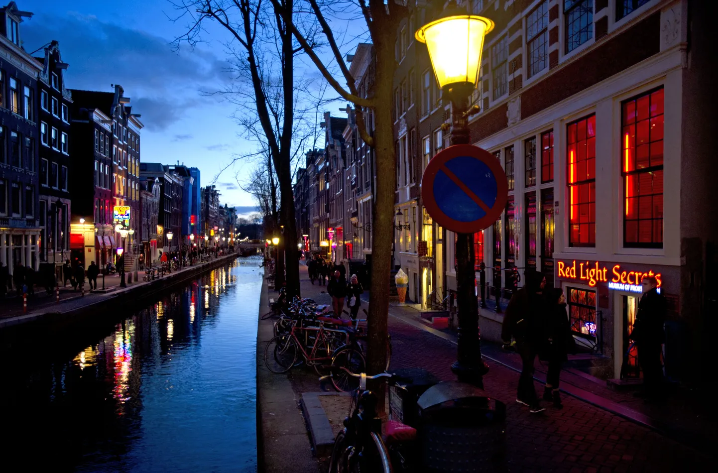 Нынешний квартал "красных фонарей" в центре Амстердама.