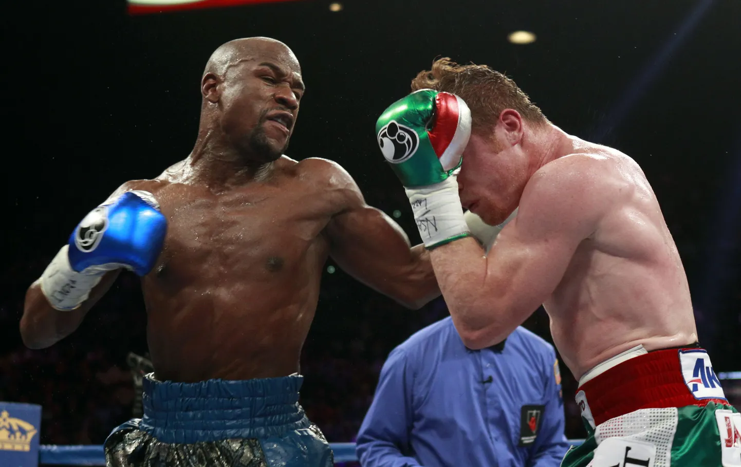 Floyd Mayweather Jr. (vasakul) ja Canelo Alvarez.
