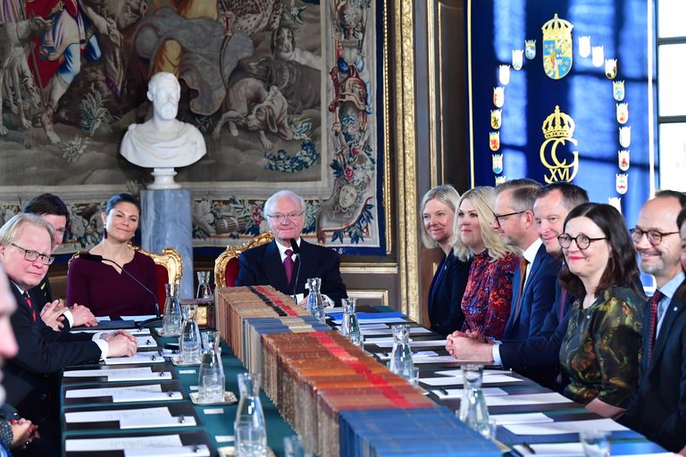 Rootsi kuningas Carl XVI Gustaf (keskel) nimetas ametisse uue peaministri Magdalena Anderssoni (paremal viimane). Sündmusel oli kohal ka kroonprintsess Victoria (vasakul viimane)
