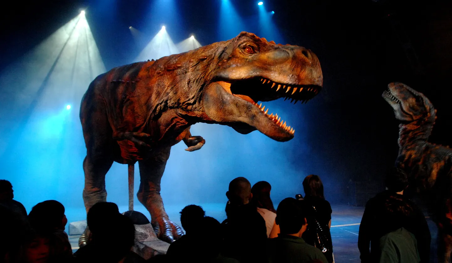 Koolilapsed tutvumas robot-dinosaurusega. Värkse uuring näitab, et tänapäeva maailmast kauged suured sisalikud on üks ainsatest teadusteemadest, milles konservatiivid ja liberaalid ühisosa leida suudavad.