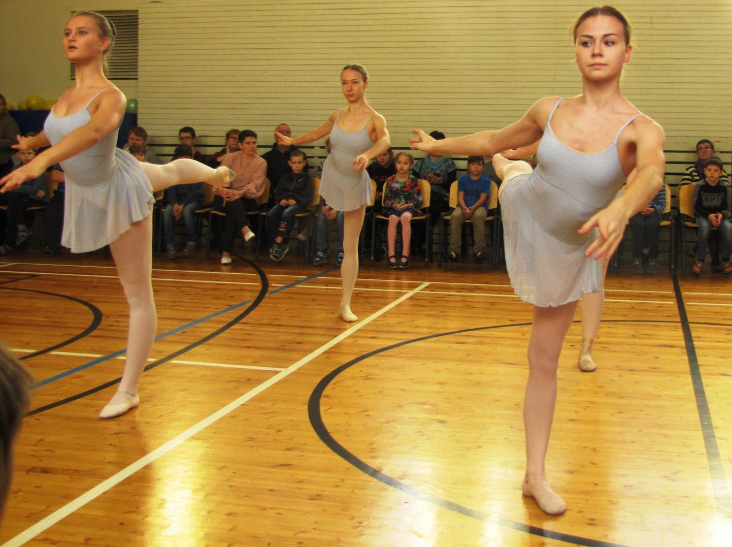 Näpi koolis esinesid Tallinna balletikooli õpilased.