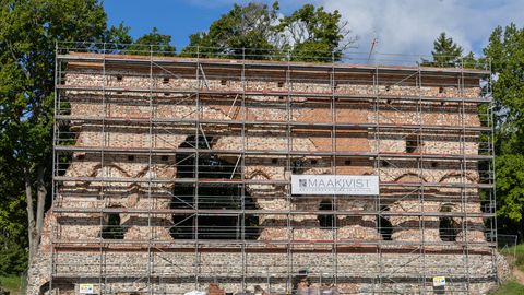 Kõrgustes töötavad restauraatorid hoiavad Viljandi linnuse ajalugu koos