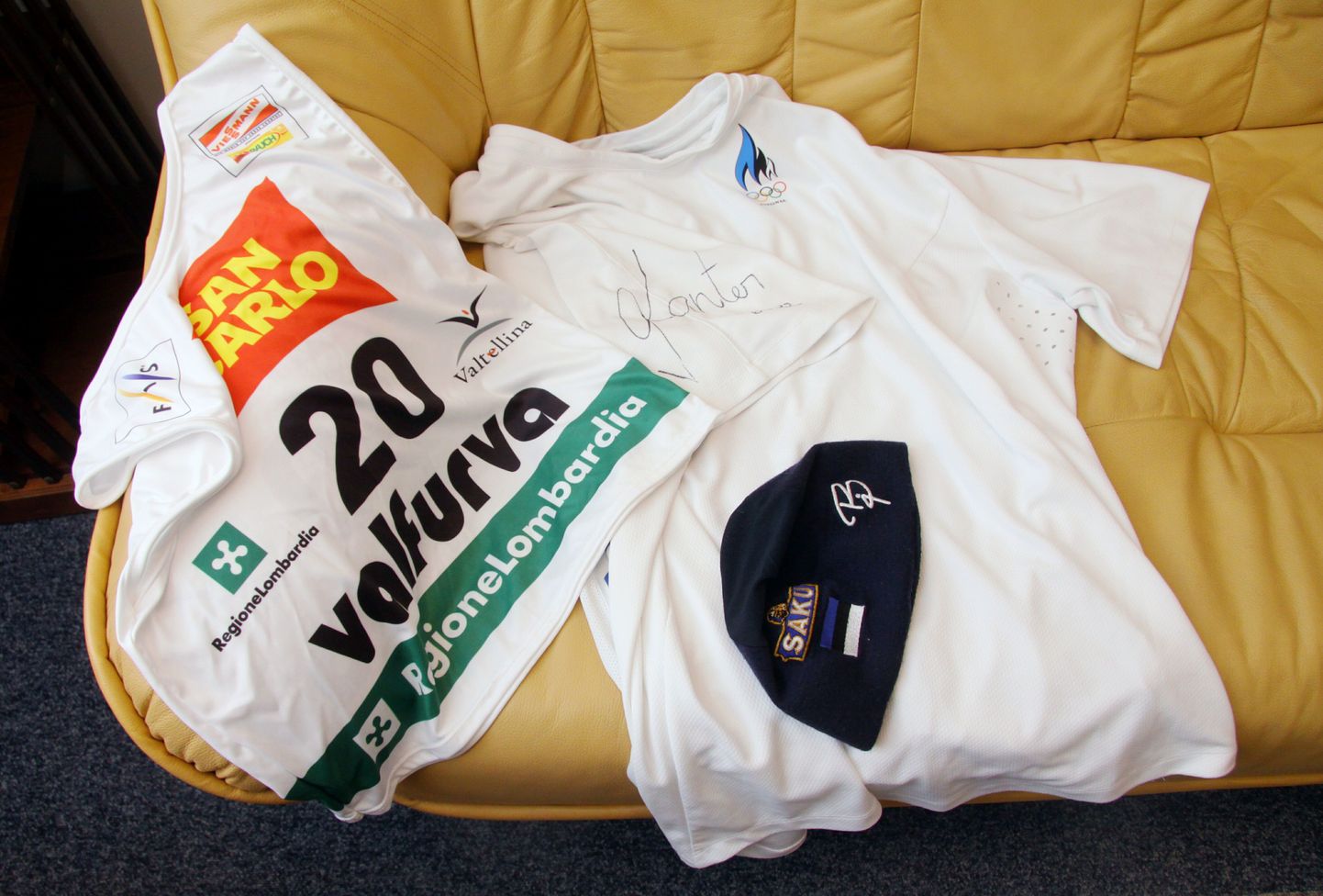 Pärnu spordiliidu aastalõpupeol müüdi oksjonil olümpiavõitja Gerd Kanteri autogrammiga särk ja Andrus Veerpalu rinnanumber ning suusamüts.