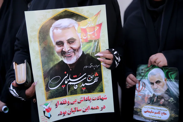 Kindral Qassem Soleimani matusel osalejad hoidmas kindrali pilte