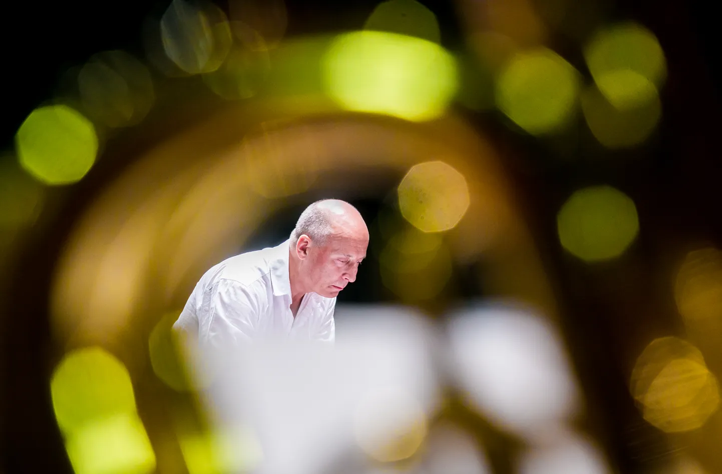 Dirigent Paavo Järvi valmistumas Eesti Festivaliorkestriga Pärnu kontserdimajas suureks Euroopa turneeks.