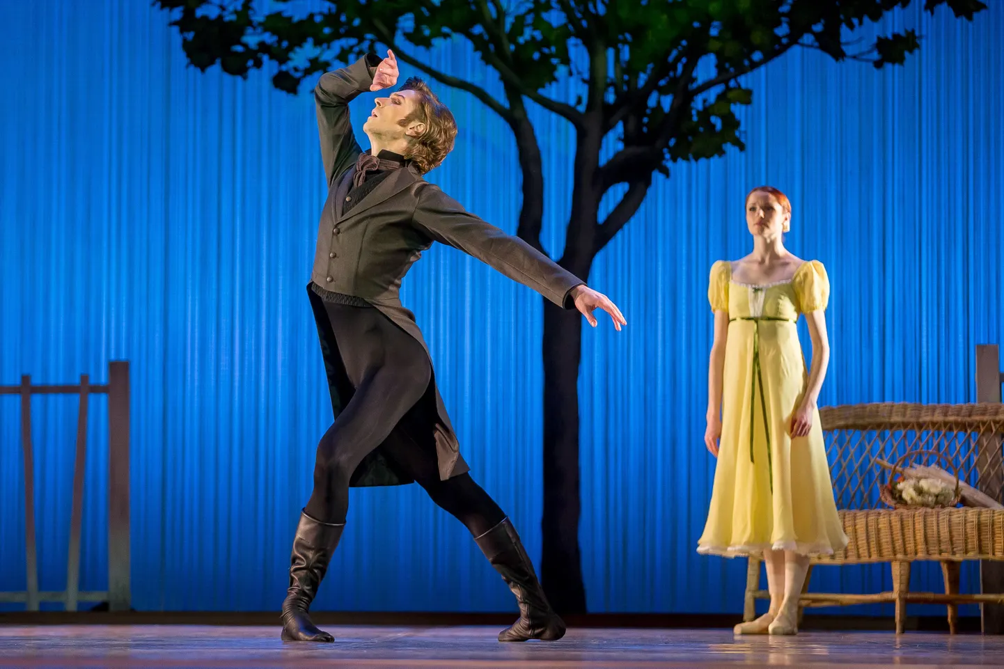 Tatjana (Alena Škatula) ja Onegin (Deniss Klimuk) aktsioonis.