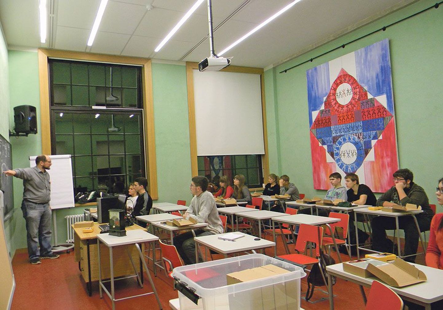 В этом учебном году в НКТУ работают учебные мастерские по физике, где нарвские ученики 7-12-х классов могут получить дополнительные знания по физике на русском языке.