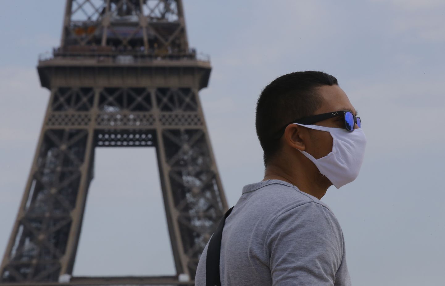 Мужчина в маске в Париже