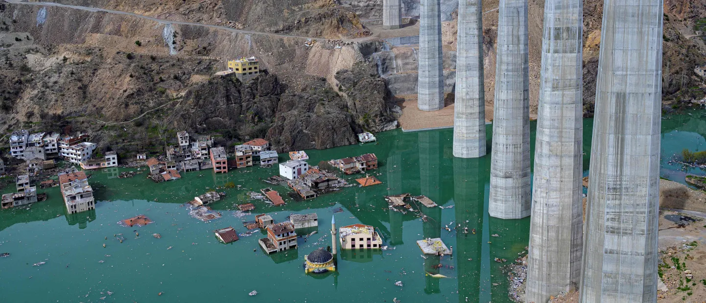 Город в Турции уходит под воду