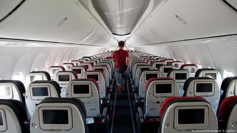 Оставлять свободными средние места авиакомпании не хотят