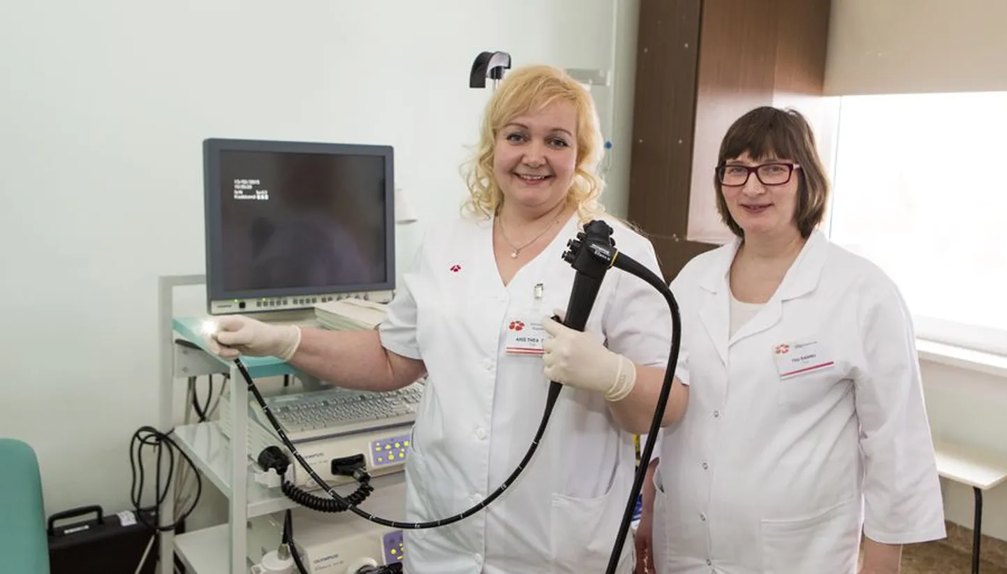 Värskelt tasemeõppe lõpetanud meditsiiniõed Ariš Thea Puu ja Tiiu Rannu näitasid Viljandi haigla endoskoopia kabineti gastroskoopi.