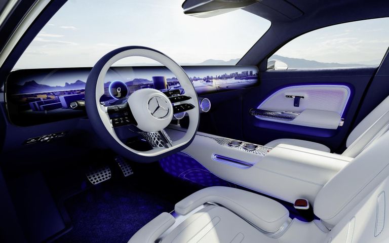 Interjöör on Mercedese kontseptsioonautol samuti eksperimentaalne – katsetatakse uusi juhiabisid ja elektroonilisi lahendusi.

 