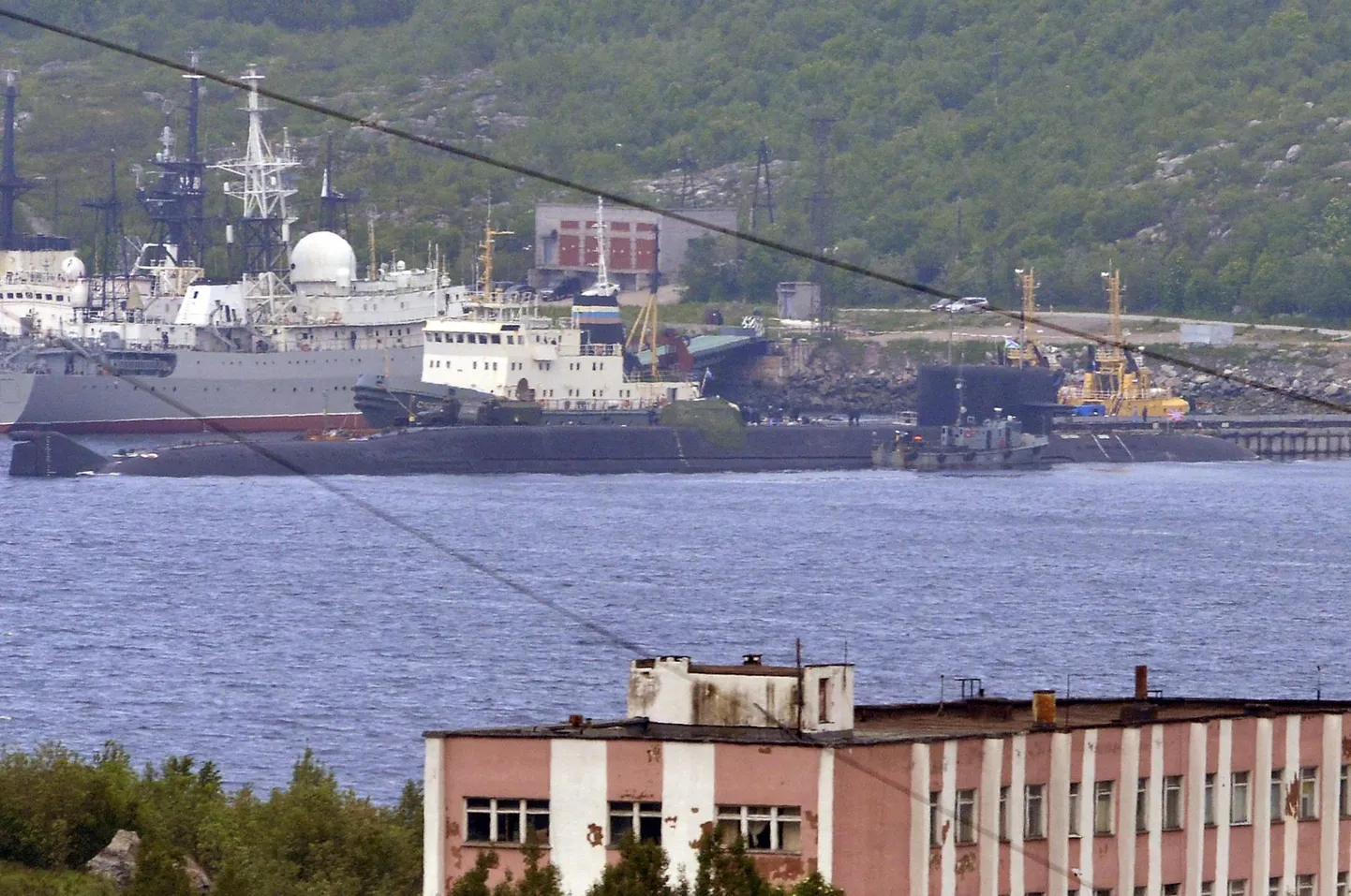Puksiir (tagaplaanil) ja väidetavalt Lošariku hüüdnime kandva ülisalajase allveelaeva emalaev BS-136 Orenburg Venemaa Põhjalaevastiku baasis Severomorskis.