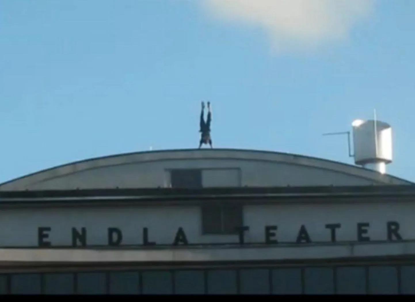 Parkuurija Kristjan seisab kätel Endla teatri katusel.