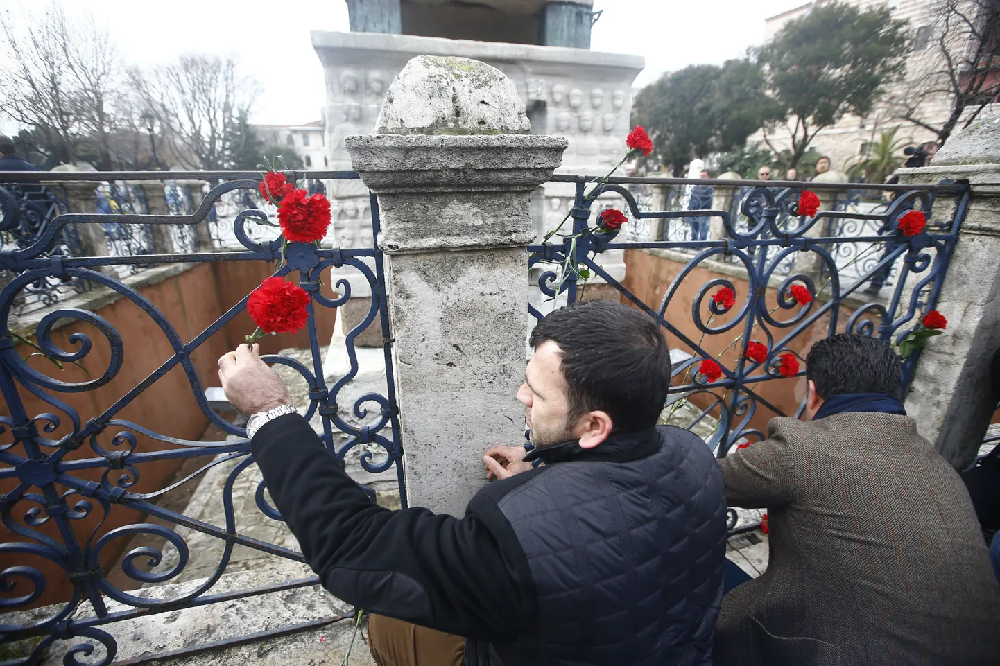 Lilled Istanbuli Theodosiuse obeliski juures mälestavad rünnakus hukkunuid.