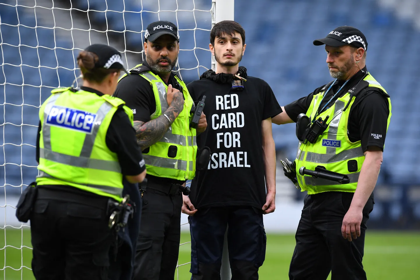 Iisraelile punast kaarti nõudval protestijal õnnestus enne naiste jalgpalli EM-valikmängu Šotimaal end kaelapidi aheldada väravaposti külge.