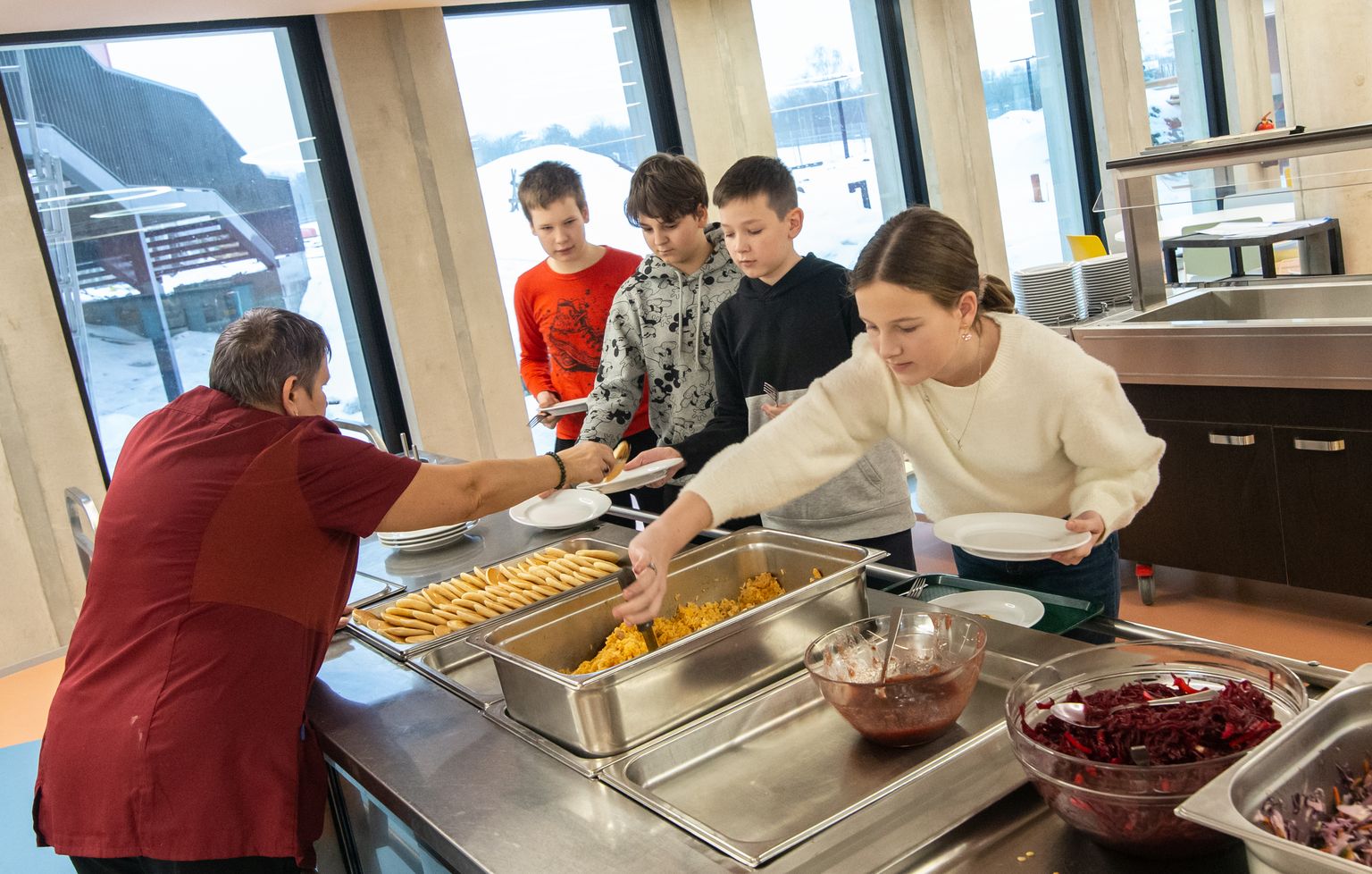 Eelmisel nädalal avatud Jõhvi uue põhikooli sööklas saavad õpilased ise endale vajaliku suurusega portsjoni tõsta, nii loodetakse vähendada toidu raiskamist.