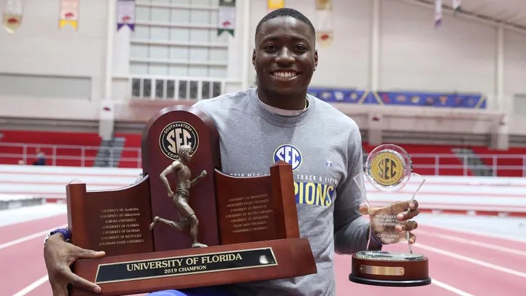 Võidukas Grant Holloway NCAA meistrivõistluste järel välja teenitud trofeedega.