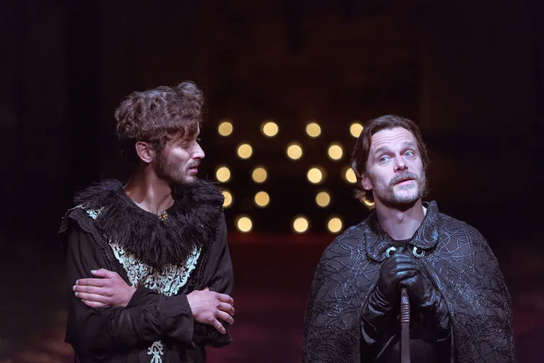Peapiiskop Thomas Becket (Indrek Sammul) ja kuningas Henry II (Robert Annus)
