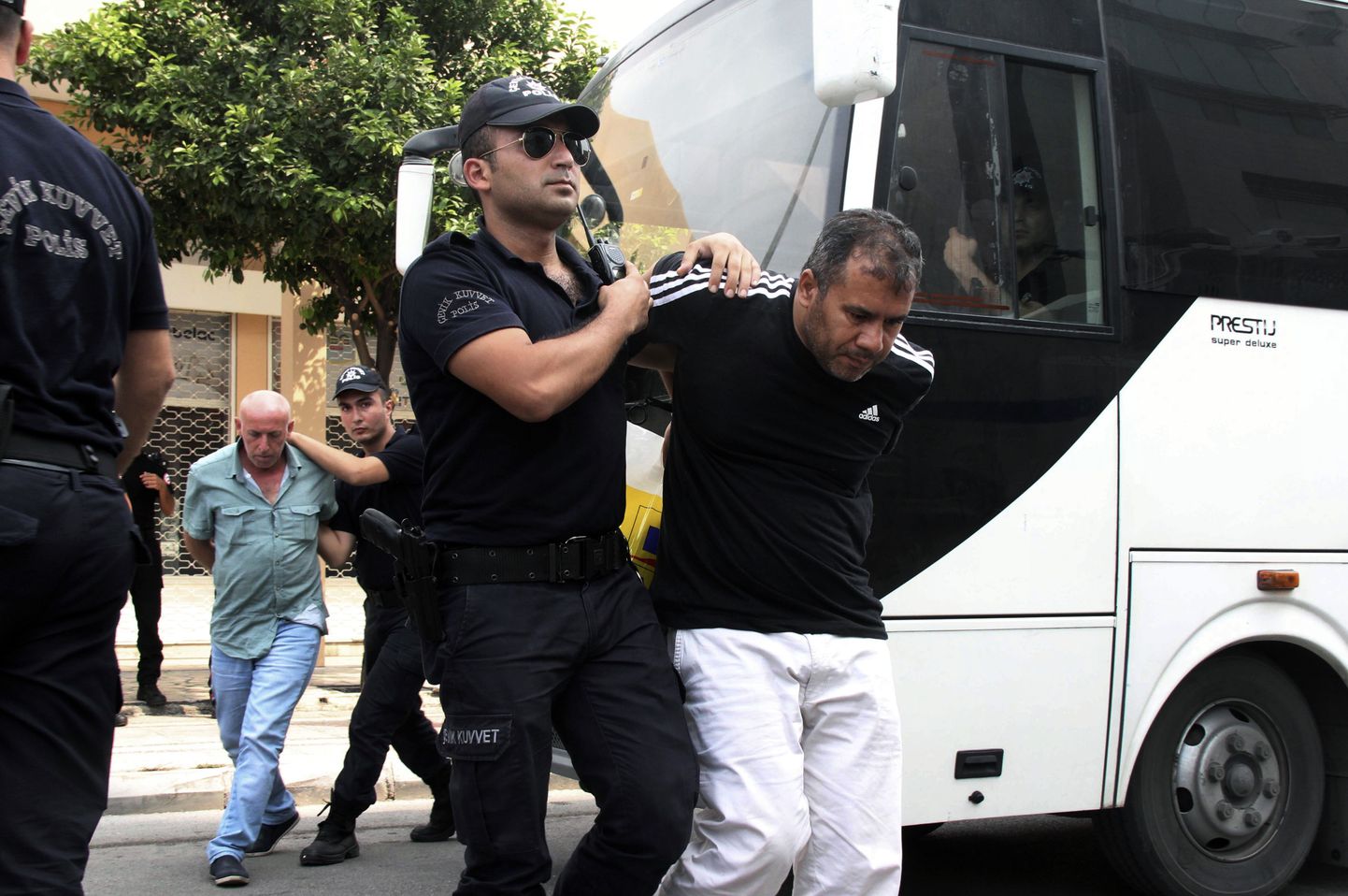 Türgi politsei kinnipeetavaid eskortimas