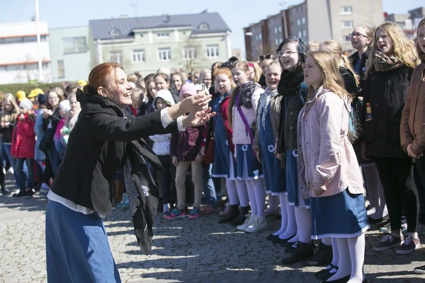Noorte lauljate ja nende dirigendi Elo Üleoja palgel särab puhas laulurõõm – Rakvere Keskväljak heliseb imelistest häältest.