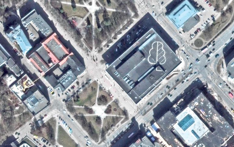 Google´i kaardikogu (www.google.ee/maps) näitab Tartus aadressil Riia 1 tegutseva kaubamaja katusel lehtpuu topograafilist tingmärki, mis tähistab lehtmetsa. See on kunstiteos «Linnamets». Samalaadne pilt avaneb maa-ameti geoportaali kaardiserveris.