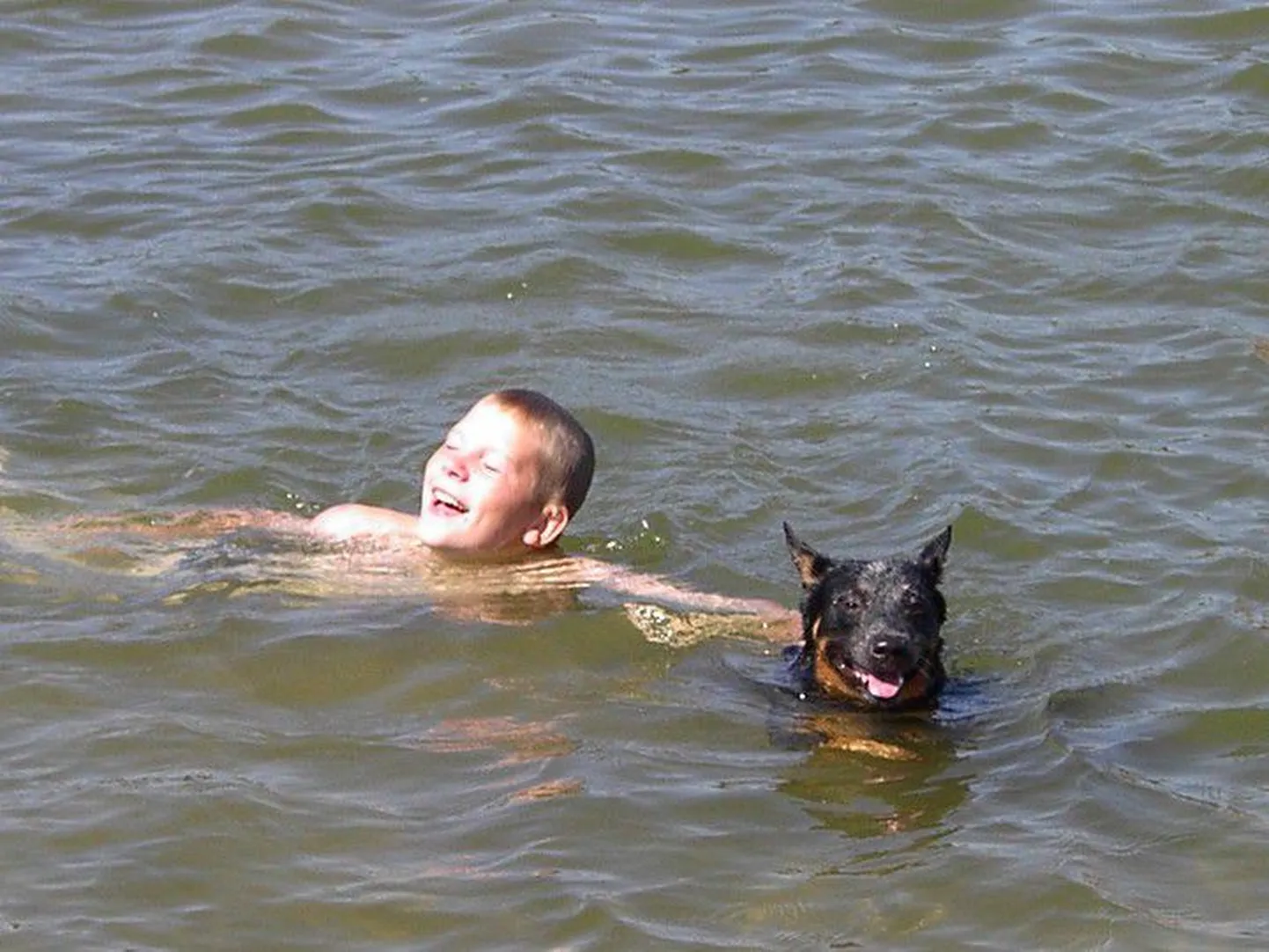 Sõbrad ujumas