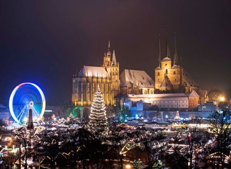 Ziemassvētku gaismas Marijas katedrāles pakājē Erfurtē 