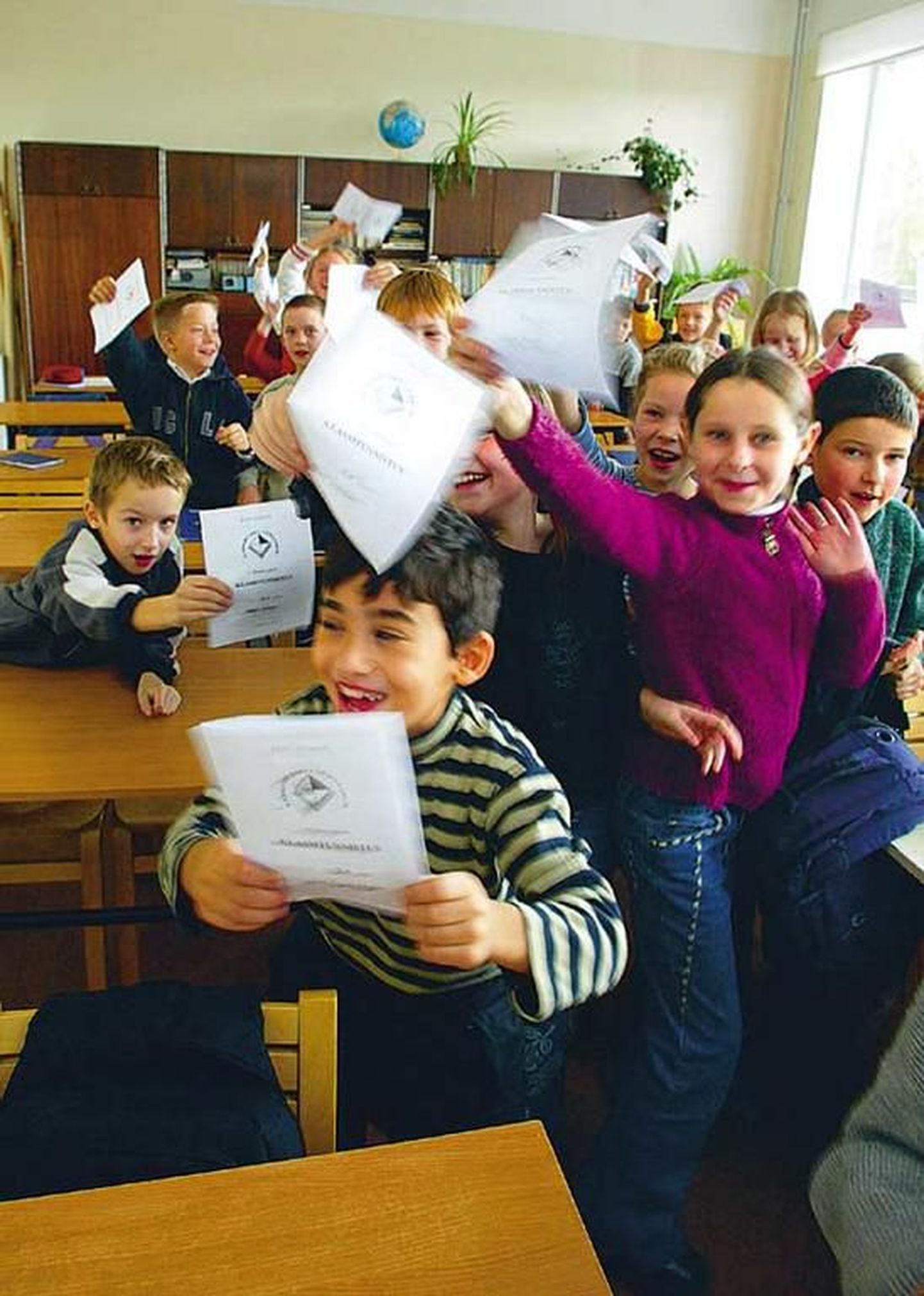 Saksa Gümnaasiumi algklassilapsed rõõmustavad esimeste tunnistuste üle. Esimesse klassi minejaid jääb Eestis paraku aga igal aastal aina vähemaks ning koole tuleb sulgeda.