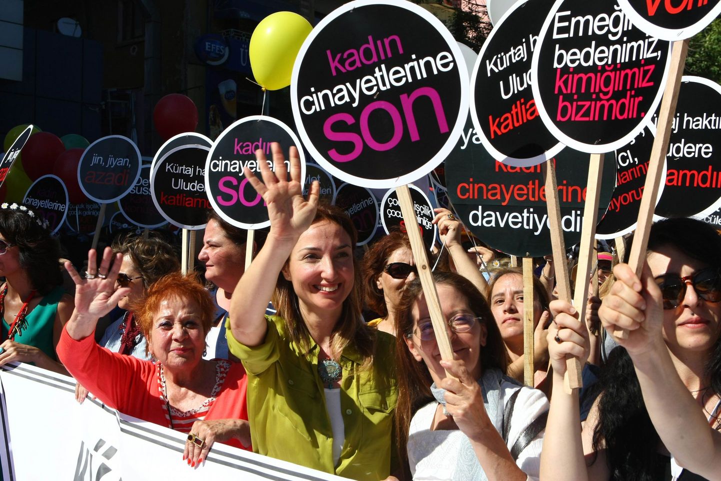Türgi naised riigi pealinnas Ankaras abordipiirangu vastu protestimas. Kiri plakatitel tähendab «Lõpetage naiste tapmine».