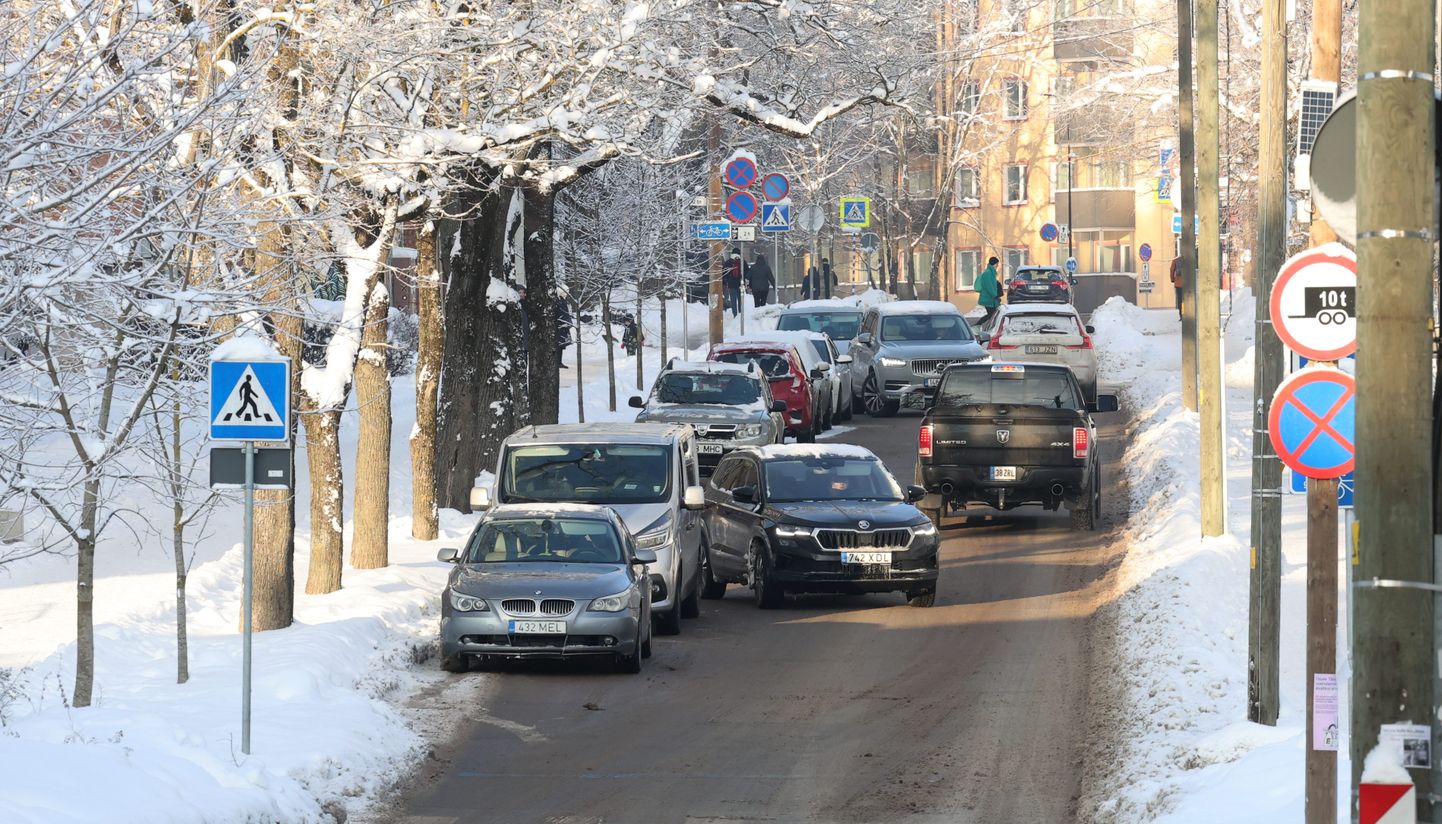 Tähe tänaval takistavad parkivad sõidukid lumistes oludes liiklust, mistap piiratakse 15. detsembrist mootorsõidukite parkimist alates Väike-Tähe tänavast kuni Kuu tänavani.